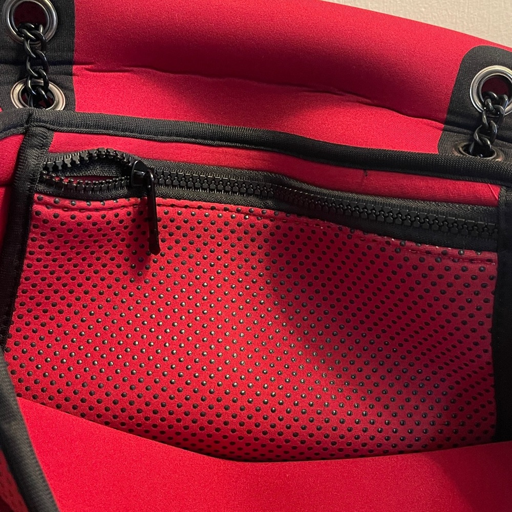 Pop-ups...Elegant Red and Black Shoulder Bag - Picture 3 of 4